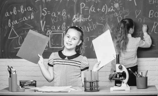 Mikroskopet testar rör kemiska reaktioner. Elever vid Chalkboard. Fascinerande vetenskap. Utbildnings experiment. Formell utbildnings skola. Tillbaka till skolan. Skolklasser. Flickor studerar kemi i skolan — Stockfoto