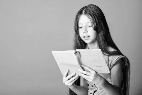 Letteratura per bambini. amante del libro. istruzione a domicilio. Buona infanzia. tenere i suoi segreti nel diario. concetto di libreria. romanzo per ragazza. Ricevuto. bambina leggere storia interessante. Questo è il mio libro. — Foto Stock