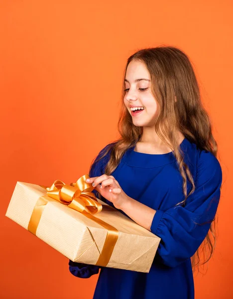 孩子们假期过得很愉快。打开圣诞礼物。圣诞节派对气氛。给她的生日礼物。女孩购物后。拳击日的概念。准备去度假。快乐的孩子拿着大礼品盒。新年快乐 — 图库照片