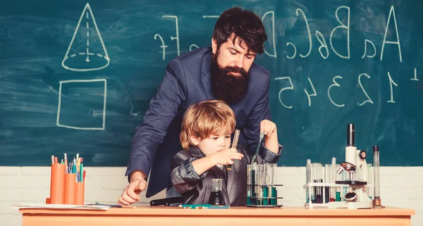 薬と化学のテーマ。知恵だ。学校に戻る。学校の息子と父親。研究室での解決策です。遺伝子研究。教師の男と小さな男の子。学校のもの — ストック写真