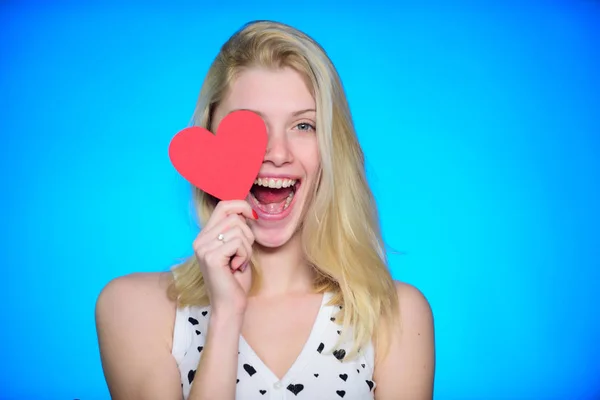 Momentos de alegría. mujer con corazón decorativo. Una cita. Amor y romance. Un saludo romántico. Ventas de San Valentín. mujer feliz sobre fondo azul. Fiesta de San Valentín —  Fotos de Stock