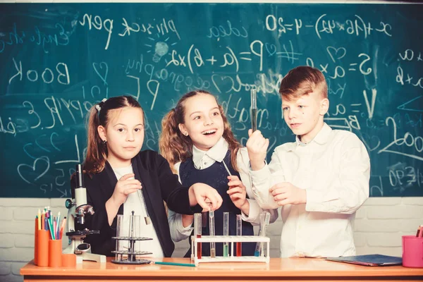 Fascinerande kemi. Grupp skolelever studerar kemi i skolan. Pojke och flickor njuta av kemiska experiment. Organisk kemi är studiet av föreningar som innehåller kol. Grundläggande kemiska reaktioner — Stockfoto