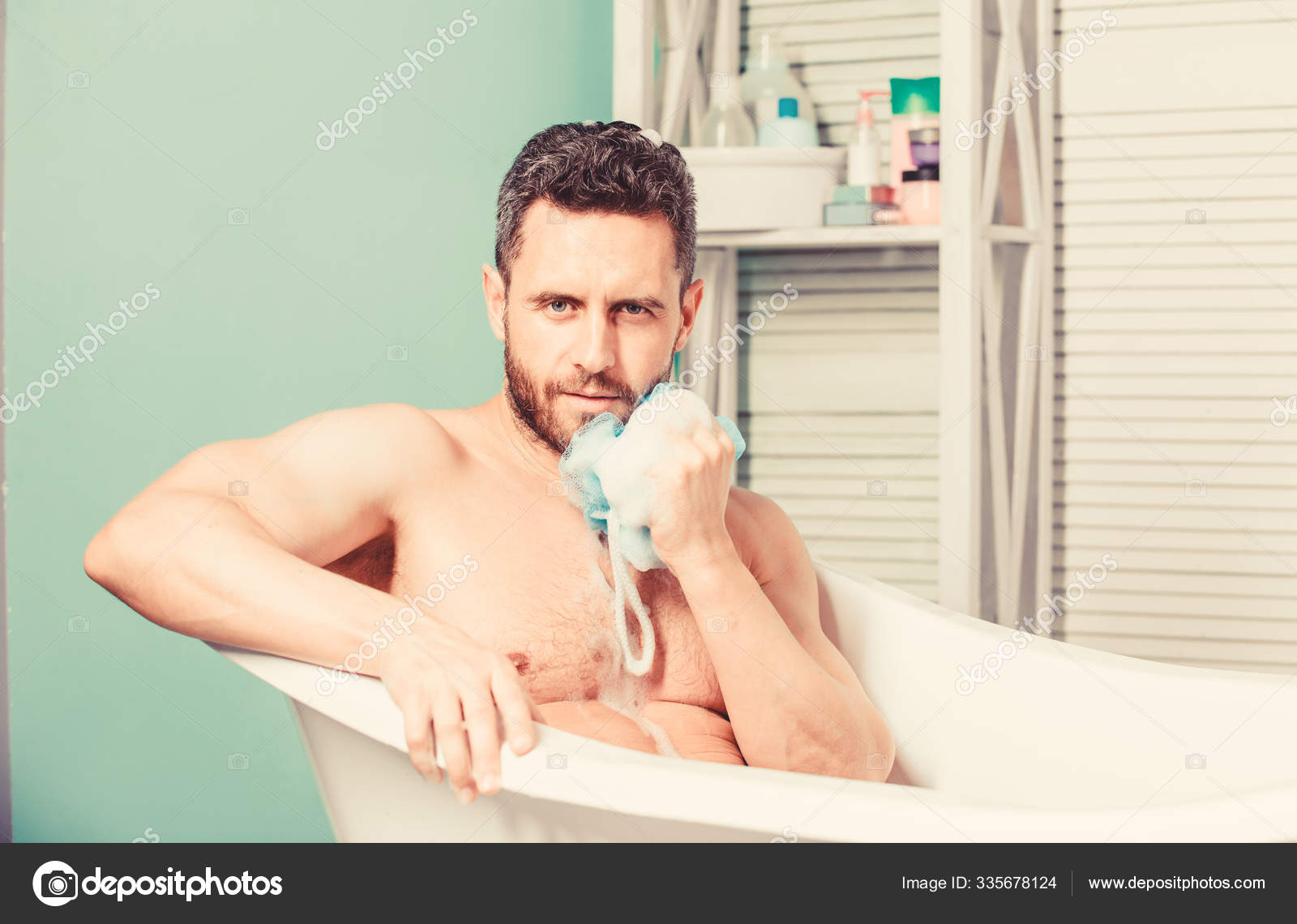 Desnudo Under Faucet