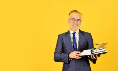 Başarılı bir iş adamı retro daktilo kullanır. Olgun bir adam sakal boyadı. Profesyonel daktilocu not alır. modern ve eski teknoloji. Dijital iş. Klasik daktilo. Yeni teknoloji. Boşluğu kopyala