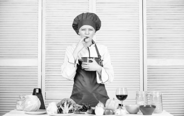 organik yemek ve vejetaryen. Ev hanımı. Restoran menüsü. Diyet yapıyorum. Aşçı şapkalı ve önlüklü kadın. Mutfakta profesyonel bir aşçı. Mutlu kadın tarifine göre sağlıklı yemek pişiriyor. Çiğ gıda diyeti