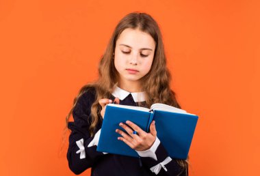Hikayemi oku. Küçük kız kahverengi arka planı okuyup yazıyor. Kitap okumayı öğrenin. Okul ve eğitim. Edebiyat ve kütüphane. Bırak hayal gücün keşfetsin, daha fazla oku.