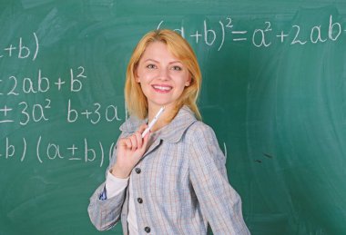 Eğitimci sınıf kara tahta arka plan gülümseyen kadın. Öğretmenler için çalışma koşulları. O işini seviyor. Geri okul kavramı. Aday öğretmenler göz önünde bulundurmanız gereken çalışma koşulları