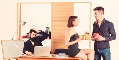 İyi iş için dinleniyorum. Güzel kadın ve yakışıklı adam ofiste dinlenirken meslektaşım arka planda çalışırken. Yöneticiler istirahat saatinde çay içiyor. Genç iş arkadaşları zevk dinlenme mola at iş