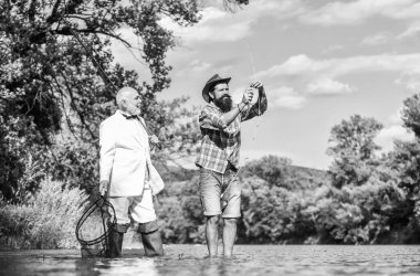 Yaz tatili. Arkadaşlar balık tutuyor. Tatil olarak balık tutmak. Resmi takım elbiseli balıkçı. Mükemmel bir hafta sonu. Başarılı bir yakalama. Zarif sakallı adam ve acımasız hipster balıkçılık. Hobi ve eğlence. Aile günü