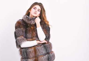 Kürk mağaza modeli sıcak yumuşak kabarık ceket yaka ile keyfini çıkarın. Kadın makyaj ve saç veya samur vizon kürk manto poz. Kürk moda kavramı. Kış elit lüks kıyafetler. Kadın kahverengi kürk manto