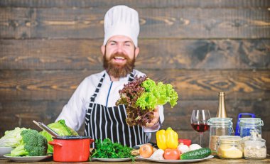 Yaz tadı. Mutlu sakallı adam. Şef tarifi. Diyet organik gıda. Mutfak mutfağı. Vitamini. Sağlıklı yemek pişirme. Sakalı olgun hipster. Taze sebzeler ile vejetaryen salata