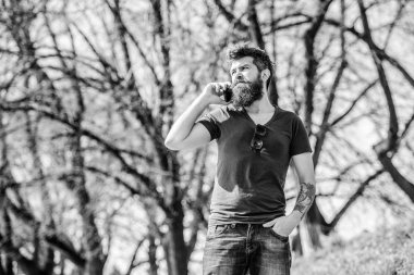 Şu anda müsait değil. Cep telefonu kullanarak sakallı Hipster. Sakallı adam arıyor. Sakallı adam cep telefonunu arar. İletişim kavramı. Daha sonra aramayı dene. Yönlendirilmiş arama. Dinleme iletisi