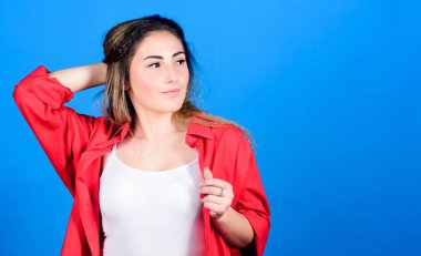 Moda ürünü. Sakat saç stili. Mavi arka planda kız saç stili. Saç şekillendirme metodu dalgalı hale gelir. Kuaför salonu. Hasarlı saç. Kişisel bakım. Makyaj malzemesi. Fazladan ses