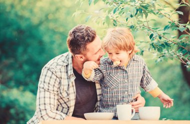 Beslenme alışkanlıkları. Aile ev yapımı yemeklerin tadını çıkarır. Aile zamanı. Beslenme çocuklar ve yetişkinler. Küçük çocuk ve babam yemek yiyor. Babamla her şey daha eğlenceli. Organik beslenme. Sağlıklı beslenme kavramı