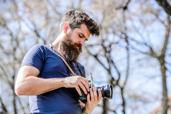 Configuración manual. Fotógrafo con barba y bigote. Hombre fotografiando. Creador de contenido. Hombre barbudo fotógrafo hipster. Vieja, pero buena. Fotógrafo mantenga la cámara vintage. Blogger moderno — Foto de Stock