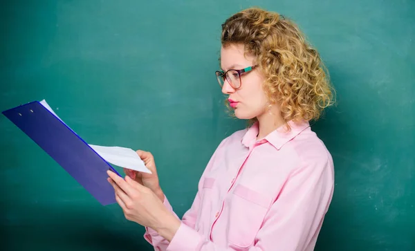 Het opstel schrijft. leraar met documentenmap. student met bril op schoolbord. Meisjesleraar bij privéles. schooljaar. Meisje bereid je voor op examens. rapportageproject. terug naar school. Steenachtig meisje. — Stockfoto