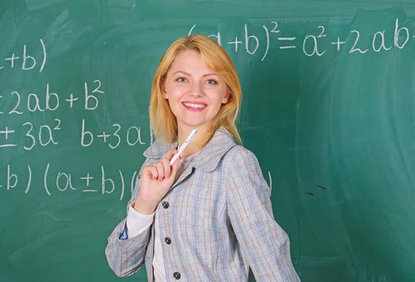 Γυναίκα, που χαμογελά εκπαιδευτικός στην τάξη Μαυροπίνακας φόντο. Συνθήκες εργασίας για εκπαιδευτικούς. Της αρέσει να τη δουλειά της. Πίσω στο σχολείο έννοια. Συνθήκες εργασίας που πρέπει να εξετάσει τους υποψήφιους εκπαιδευτικούς — Φωτογραφία Αρχείου