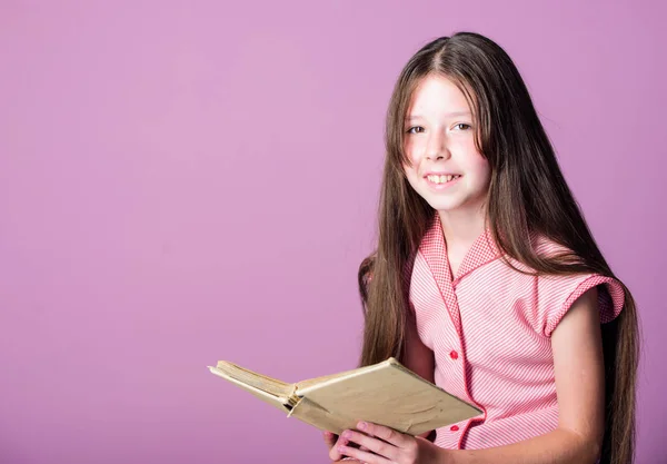 Felicidade. menina pequena ler história interessante. livro de ficção. Guarde os segredos dela no diário. conceito de livraria. romance para rapariga. Espaço para cópia. educação doméstica. Feliz infância. literatura infantil. amante do livro — Fotografia de Stock