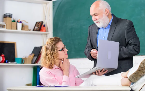 Escola moderna. Ensinar lições particulares grande maneira de compartilhar conhecimento. Homem professor de escola madura e estudante menina despreocupada com laptop. Universidade do liceu. Comunicar de forma clara e eficaz — Fotografia de Stock