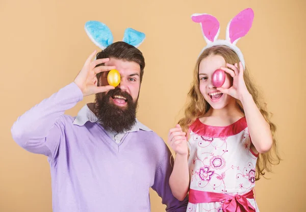 Look forward to celebrating Easter. Family celebration. Father and child with colored Easter eggs. Family of father and daughter in Easter bunny ears. Happy family. Family at annual Easter egg hunt — Stock Photo, Image