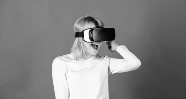 Porträt einer Frau in weißer Bluse mit Virtual-Reality-Brille auf dem Kopf isoliert auf rotem Hintergrund. selbstbewusste junge Frau richtet ihr Virtual-Reality-Headset ein und lächelt. — Stockfoto