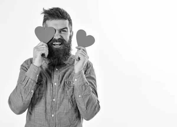 Macho com cara feliz detém cartões de namorados, espaço de cópia — Fotografia de Stock