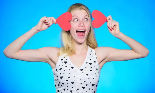 Compras de San Valentín. Celebra el día de San Valentín. Loco enamorado. Chica estado de ánimo romántico sueño sobre la fecha. Amor y romance. Mujer alegre chica celebrar corazón San Valentín decoración. Día de San Valentín descuento — Foto de Stock