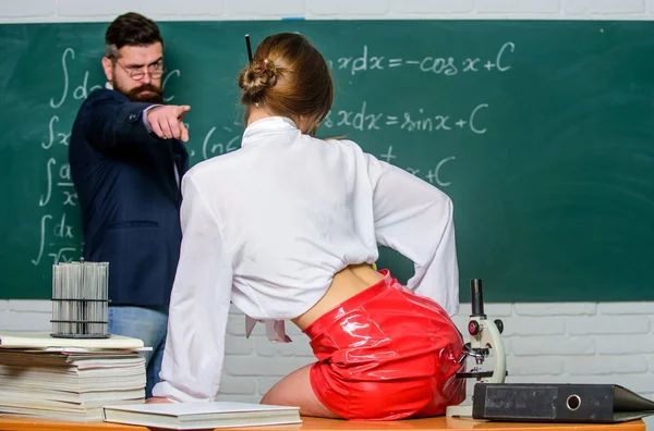 Секс и сексуальное воспитание. Сексуальные партнеры в классе. Бородатый мужчина указывает пальцем на сексуальную женщину. Изучение пола и сексуальности в школе. Ролевые игры для взрослых пар — стоковое фото