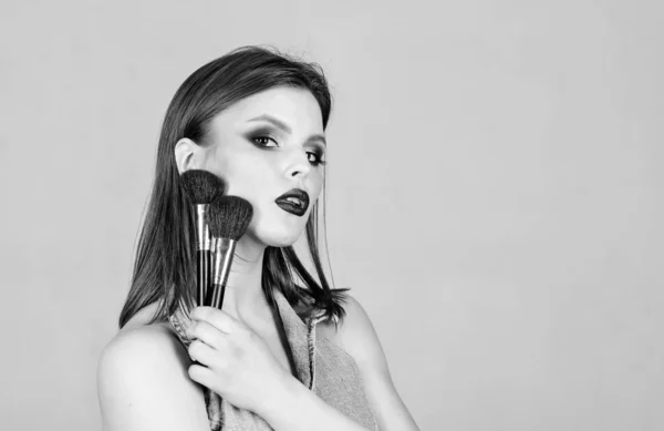 Seksualiteit. cosmetica voor huidverzorging. sensuele vrouw met lang haar, stijl. mode make-up gezicht. Schoonheidssalon. Lippenstift en oogschaduw. sexy vrouw met professionele make-up borstel. kopieerruimte — Stockfoto