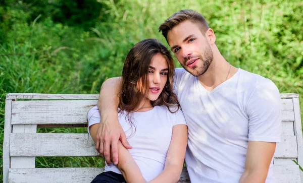 Novia enamorada. Fin de semana familiar. Una cita romántica en el parque. Confianza e intimidad. Los jóvenes pasan el rato. Concepto de amor y romance. Amantes abrazándose. Un par de enamorados se sientan en el banco. Vacaciones de verano — Foto de Stock