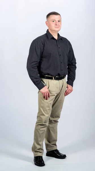 Een blanke man draagt formele kleren. Mannelijke modewinkel. Zakenman docent manager kantoormedewerker. Formele stijl kleding. Zakelijk en formeel. Afdelingshoofd — Stockfoto