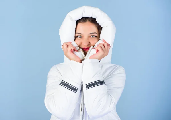 A rapariga usa casaco branco. Jaqueta tem isolamento extra e um pouco mais de ajuste para proteger seu corpo do tempo de inverno afiado. Roupas de inverno elegantes. Nem todo casaco é ideal para todos os climas — Fotografia de Stock