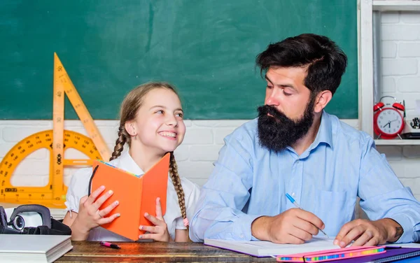 A lição está terminada. A educação da disciplina. Homem barbudo pedagogo estudo em conjunto com criança. O estudo é divertido. Professora e aluna. Tarefa feita com sucesso. A estudar em casa com o pai. Estudo de ajuda — Fotografia de Stock