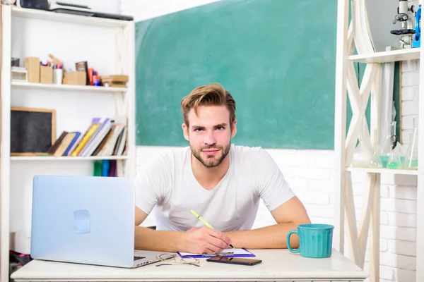 Vida universitaria en línea. profesor de la escuela utilizar el ordenador portátil y smartphone. concepto de educación moderna. de vuelta a la escuela. Mañana de trabajo. El hombre toma nota y bebe café. estudiante en el aula con taza de té —  Fotos de Stock