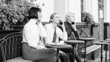 Çeşitlilik İnsanlar Bağlantı Dijital Cihazlar Tarama. Cafe'de Sosyal Ağ. Kafede üç kız telefonda konuşuyor. konferans çağrısı. Öğle yemeğinde iş toplantısı. insanlar bağlantı. modern toplum