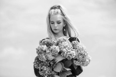 Kız ihale sarışın tutun hidangea buket. Cilt Bakımı ve güzellik tedavisi. Bahar çiçeği. Narin kadınlar için nazik çiçekler. Genç cildin hassaslığı. Saf güzellik. Bahar sezonu güzelliği