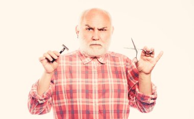 Tıraşsız yaşlı adam bıyık ve sakal vardır. Olgun sakallı adam beyaz izole. makas kesme ve fırça saç. tıraş jilet takım kiti. berber Atölyesi konsepti. tıraş aksesuarları. Bu nedir.