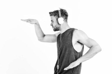 Tutkuyla şarkı söylemek. Melodiyle dans ediyorum. Sakin ol. Seksi kaslı adam müzik listesinden müzik dinler. Kulaklıklarınızı takın ve dinlenin. traşsız adam rahatla favori şarkıyla