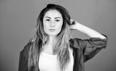 Şampuan ve saç kremi. ŞımartMa rutini. Kuaför salonu. Yıpranmış saçlar. Öz bakım. Ekstra hacim. Saç kıvrımyöntemi şekillendirme saç. Kıvrımlı saç modeli. Mavi arka plan üzerinde kız şık saç modeli