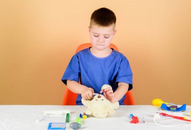 Steteskoplu çocuk doktoru. Hastane. İlaç ve sağlık. Hemşire laboratuvar asistanı. Aile doktoru. Tedavi reçetesi. Çocuk doktoru stajyeri. Tıp üniformalı küçük bir çocuk. tıp konsepti