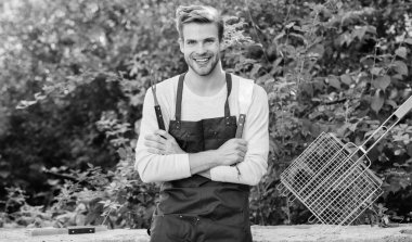 Sadece eğlence olsun diye. Mutfak konsepti. Şef barbekü yemek pişirme. Açık havada et kavurma araçları. Aile hafta sonu tatili. Yaz pikniği. adam barbekü ızgara. piknik pişirme gereçleri. Açık parti hafta sonu