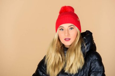 Örgü şapka. Parlak bir detay. Güzel kız kalın bir ceket giymekten hoşlanıyor. Kalın palto. Moda modeli. Rahat bir ceket. Her zamanki ceket ve moda aksesuarları. Hepsi aksesuarlarla ilgili.