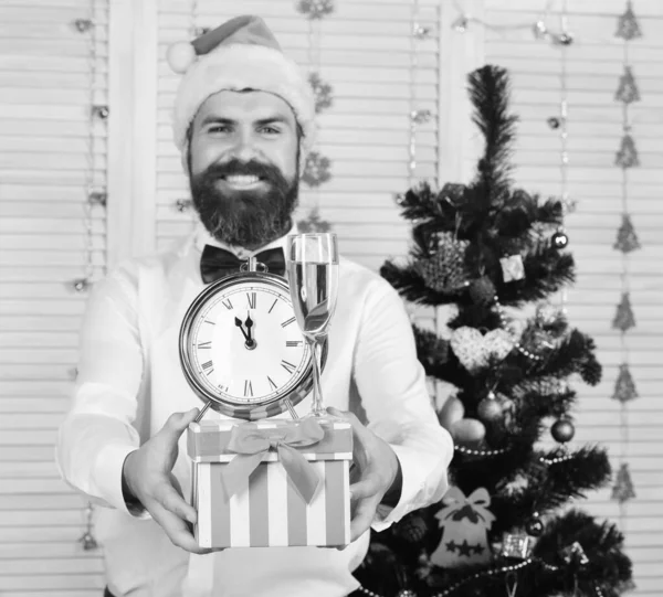 Cara com árvore de Natal e parede de madeira no fundo — Fotografia de Stock