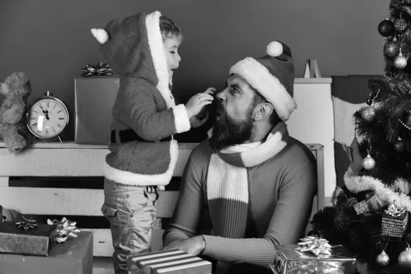 Babbo Natale e piccolo assistente tra scatole regalo da abete. — Foto Stock