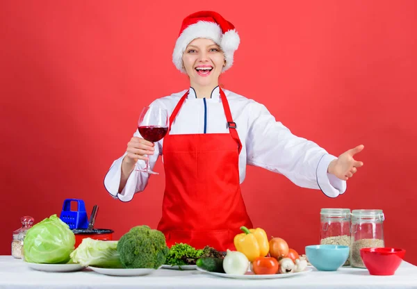 Kerstdiner idee. Kerstmenu. Vrouwelijke chef-kok of huisvrouw koken en wijn drinken. Geen stress. De beste kerstrecepten. Geniet van eenvoudige ideeën voor het winterfeest en het vakantiediner. Feestelijke menukeuze — Stockfoto