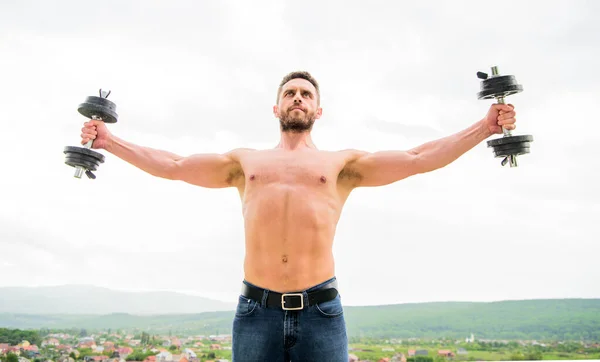 Erfolg. Perfekter Sixpack. Muskelkräftiger Mann beim Training mit der Langhantel. Athletischer Körper. Hantelturnen. Fitness und Sport. Männersportler mit kräftigem Oberkörper. Steroide. Guten Morgen. Sich frei und selbstbewusst fühlen — Stockfoto