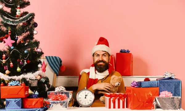 산타클로스는 연휴에 테디 베어를 데리고 다닌다. 크리스마스 이브 — 스톡 사진