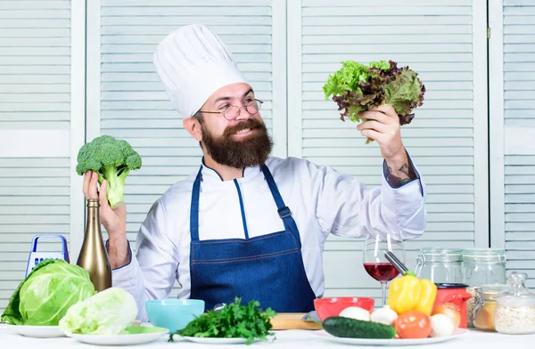 Matfoto. Vegetariskt. Gammal kock med skägg. Hälsosam mat. Diet och ekologisk mat, vitamin. Skägg man kock i köket, kulinariska. Kocken i hatt. Hemligt smakrecept — Stockfoto