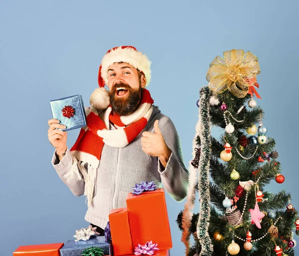 Guy ή hipster σε κόκκινο καπέλο με κουτιά δώρων Χριστούγεννα. — Φωτογραφία Αρχείου