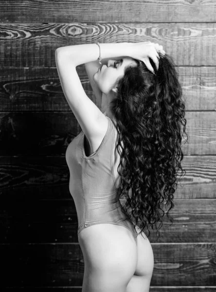Γυναίκα μακρύ σγουρά μαλλιά φορούν μπικίνι. Θηλυκό σέξι σάουνα σώμα Spa θέρετρο. Χαλάρωση διακοπών. Μόδα για μαγιό. Κορίτσι ελκυστικό σέξι σώμα ποζάρει με μαγιό. Σέξι μοντέρνα κορίτσι καλοκαίρι μαγιό — Φωτογραφία Αρχείου